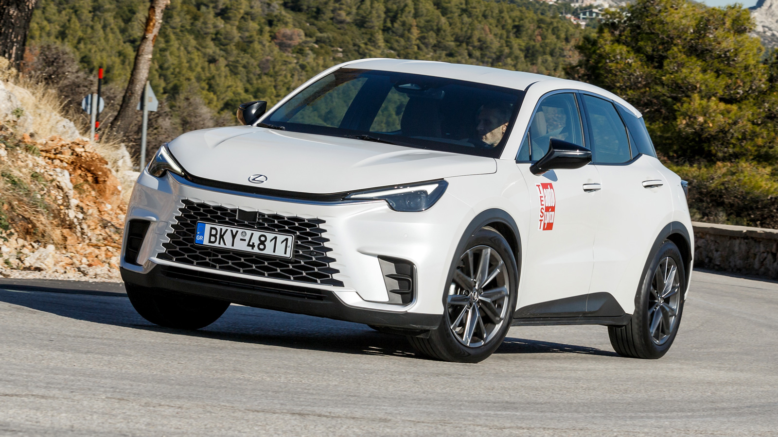 Στο δρόμο το Lexus LBX είναι από τα πιο οδηγοκεντρικά και ευχάριστα αυτοκίνητα της κατηγορίας του. 